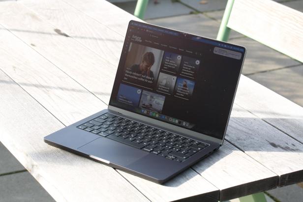 Apple MacBook Pro M4 auf einem Holztisch
