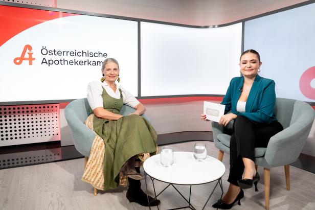 Ältere Frau mit grauen Haaren, trägt weiße Bluse und grünes Dirndl mit Knöpfen, dazu schwarze Ohrstecker. Ältere Frau mit grauen Haaren, trägt weiße Bluse und grünes Dirndl mit Knöpfen, dazu schwarze Ohrstecker.