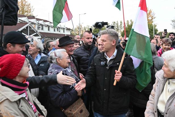 Péter Magyar tourt gerade 80 tage lang druch Ungarn, um seine politischen Pläne für die Wahlen 2026 vorzustellen.