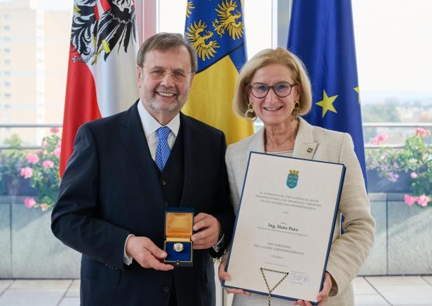 Der ehemalige Landtagspräsident Hans Penz steht neben Johanna Mikl-Leitner und hält den Ehrenring des Landes.