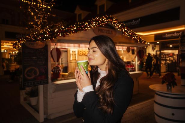 Eine Frau an einem Weihnachtsstand 
