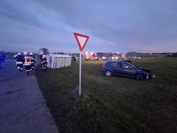 Crash auf Kreuzung 46-219660885