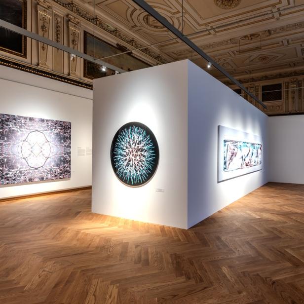 Ausstellung von Fotografien in einem Museum