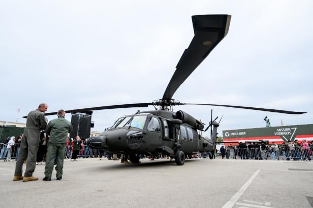 MEDIENTERMIN MILITÄRKOMMANDO WIEN "INFORMATIONS- UND LEISTUNGSSCHAU DES BUNDESHEERES AM NATIONALFEIERTAG?: BLACK HAWK MEDIENTERMIN MILITÄRKOMMANDO WIEN "INFORMATIONS- UND LEISTUNGSSCHAU DES BUNDESHEERES AM NATIONALFEIERTAG?: BLACK HAWK