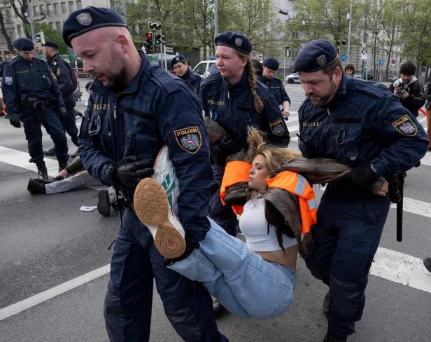 FILES-AUSTRIA-GERMANY-PROTEST-CLIMATE aktivistin wird von Polizisten weggetragen