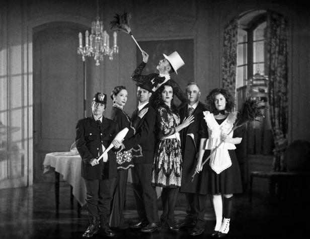 Ein Schwarz-/Weiß-Bild mit mehreren Personen, die in 