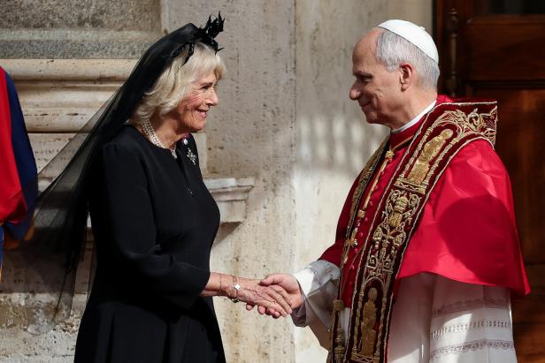 Britain's King Charles and Queen Camilla visit the Vatican Camilla, mit schwarzem Schleier, schüttelt dem Papst die Hand.