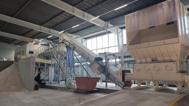 In diesem Abschnitt der neuen Recyclinganlage werden feiner Gips und Metallreste abgeschieden. In diesem Abschnitt der neuen Recyclinganlage werden feiner Gips und Metallreste abgeschieden.