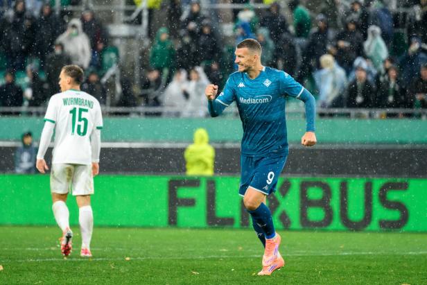 UEFA Conference League - SK Rapid vs Fiorentina Dzeko jubelte über das 2:0