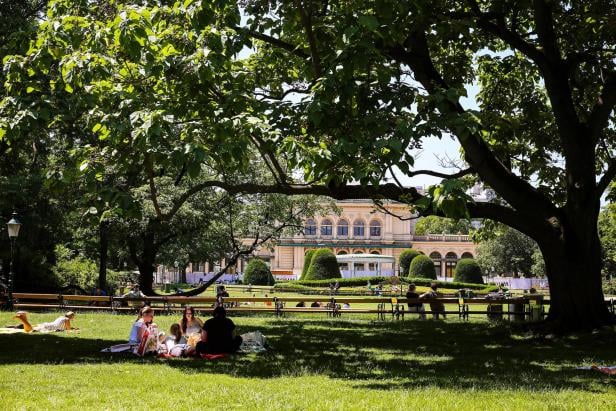 Wien: Stadtpark Grüne Oase mit Geschichte, Denkmälern und dem berühmten goldenen Johann Strauss.
