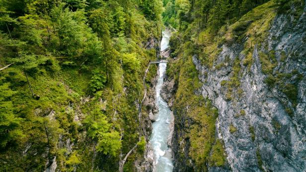 Salzburg: Lammerklamm  Tosende Wasser, enge Felsen – die Lammerklamm zeigt die ganze Kraft der Natur.