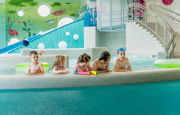 Kinder in einem Kinderschwimmbecken