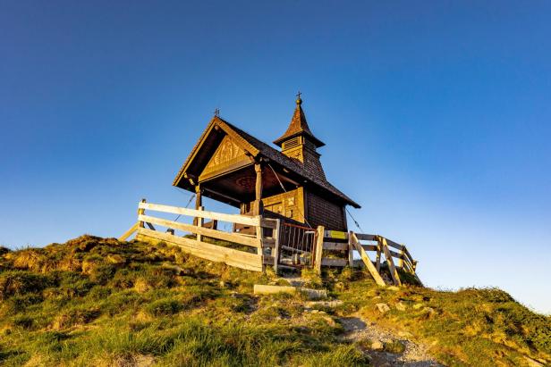 Tirol: Kellerjochkapelle Hoch über Schwaz steht eine Kapelle statt eines Gipfelkreuzes – mit Blick weit ins Inntal.