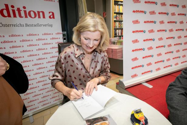 Martina Salomon beim Signieren 46-219681334