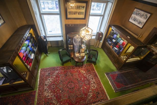 Farbenrausch: Salon im Mezzanin. Wiener Traditionsgeschäfte: Knize & Comp.