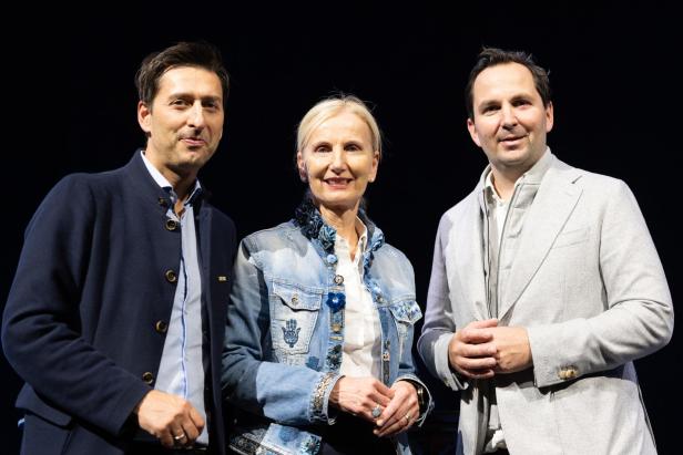 ÖSV MEDIENTAG: PRÄSENTATION BEKLEIDUNG / PK: STECHER/STADLOBER/SCHERER ÖSV-Präsidentin Roswitha Stadlober flankiert von Mario Stecher (li.) und Christian Scherer