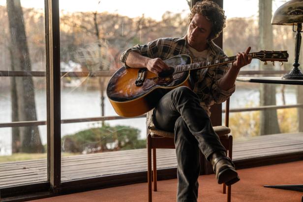 SPRINGSTEEN: DELIVER ME FROM NOWHERE Jeremy Allen White sitzt und spielt Gitarre.
