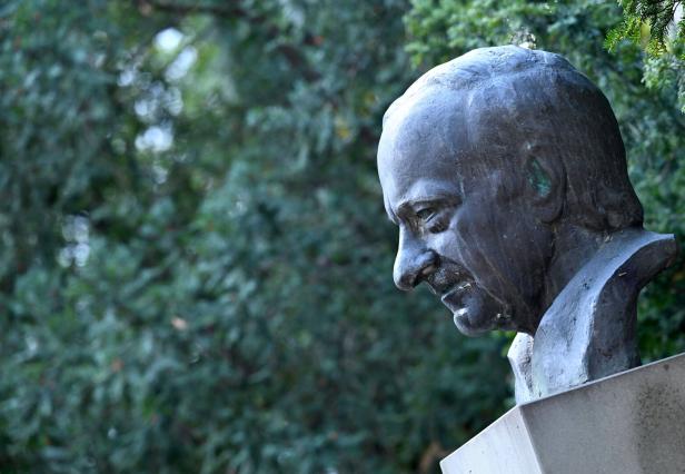 Hermann Gmeiner-Büste in dem nach ihm benannten Park in Wien 
