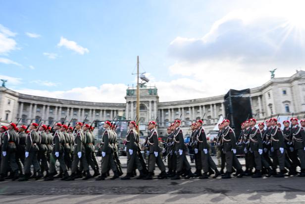 NATIONALFEIERTAG: FEIERLICHKEITEN AM HELDENPLATZ NATIONALFEIERTAG: FEIERLICHKEITEN AM HELDENPLATZ