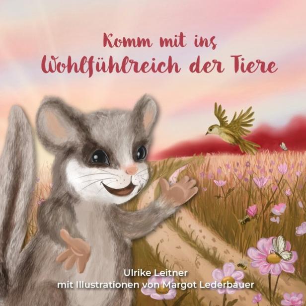 Ein fröhlicher Siebenschläfer steht auf einer Blumenwiese und winkt einem fliegenden Vogel zu.