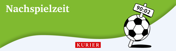 Podcast Nachspielzeit: Fußball auf grünem Hintergrund und einem kleinen Schild, das mit 90:02 Nachspielzeit symbolisiert