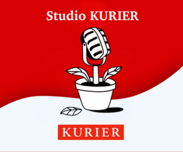 Podcast Studio Kurier Mikrofon in Blumentopf vor rotem Hintergrund mit Studio KURIER und KURIER-Logo.