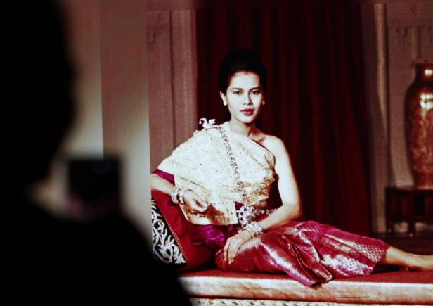 (Ex-) Königin des Volkes Thai people pay respect to the late Queen Mother Sirikit