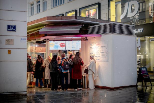 Der Würstelstand Extra Würstel auf der Mariahilfer Straße