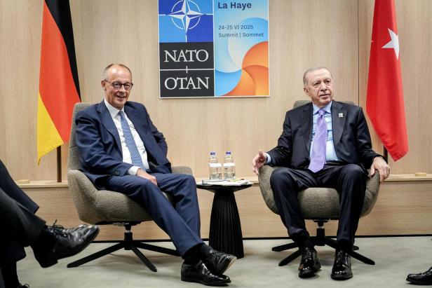 Der deutsche Bundeskanzler Friedrich Merz und der türkische Präsident Recep Tayyip Erdoğan beim NATO-Gipfel in Den Haag am 25. Juni 2025.