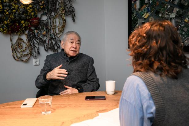 Politikwissenschafter Moon Chung-In Politikwissenschafter Moon Chung-In gibt an einem Tisch ein Interview