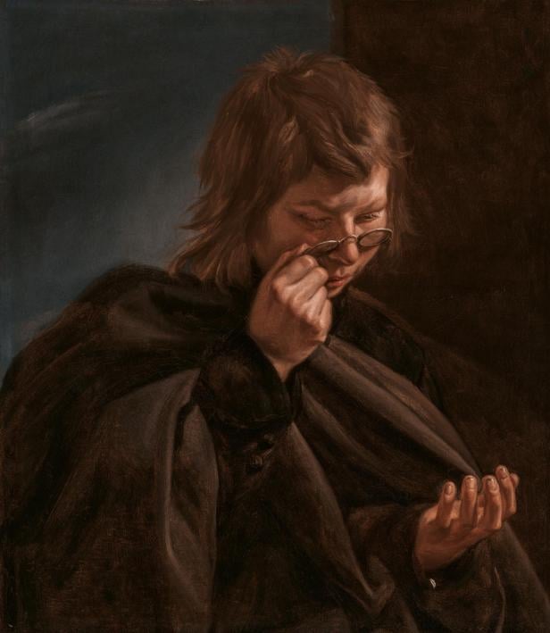 Gemälde eines Jungen mit Brille, der auf seine geöffnete Hand blickt, trägt dunkle Kleidung und hat schulterlanges Haar.