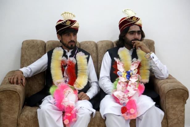 Zwei von... Mass wedding ceremony of 31 couples in Peshawar