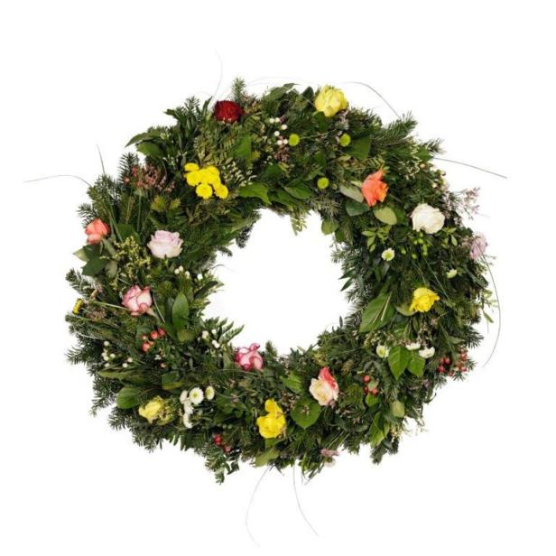 Der „proNatur Kranz“ besteht aus einer Strohunterlage und ist mit Blumen umwickelt von der Gärtnerei Friedhöfe Wien