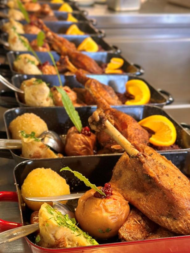 Zubereitete Gansln reihen sich in Brätern aneinander.