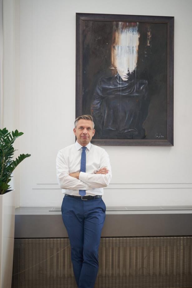 Wolfgang Hattmannsdorfer in seinem Büro vor einem Bild von Parov Stelar Wolfgang Hattmannsdorfer in seinem Büro vor einem Bild von Parov Stelar
