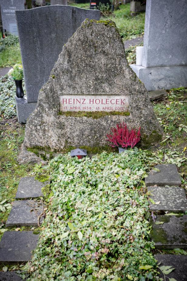 Der Grabstein von Kammersänger Heinz Holecek.