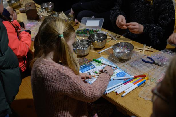 Für Kinder gibt es in den Kasematten eine weihnachtliche Bastelecke.