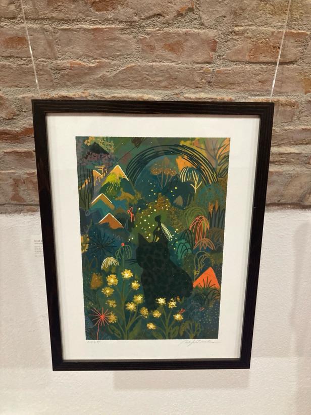 Kerze, Trockenblumen und ein weißer Briefkasten mit der Aufschrift "GRIEFYARDS" auf einer Fensterbank.