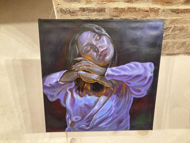 Kerze, Trockenblumen und ein weißer Briefkasten mit der Aufschrift "GRIEFYARDS" auf einer Fensterbank.