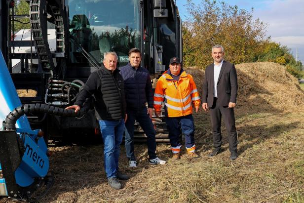 Markus Brunner (Schilfschneideunternehmer), Erich Gebhardt (Geschäftsführer der Seemanagement Burgenland GmbH), Rene Rosenits (Mitarbeiter der Seemanagement Burgenland GmbH) und Landesrat Heinrich Dorner 