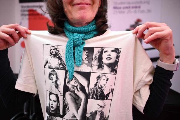 GERMANY-US-MUSIC-LIFESTYLE-FANS-PAINTING-SWIFT