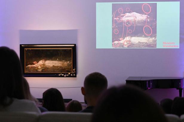 GERMANY-US-MUSIC-LIFESTYLE-FANS-PAINTING-SWIFT