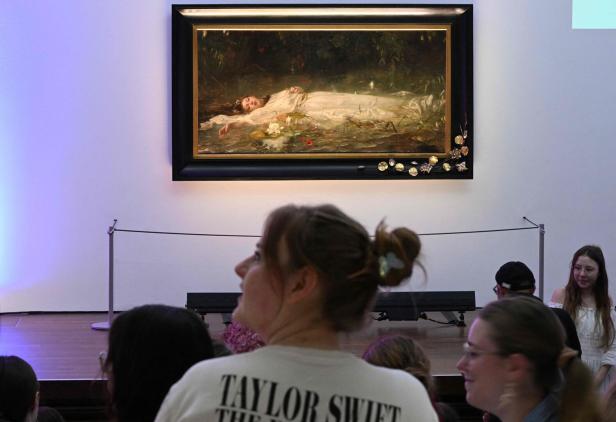 GERMANY-US-MUSIC-LIFESTYLE-FANS-PAINTING-SWIFT