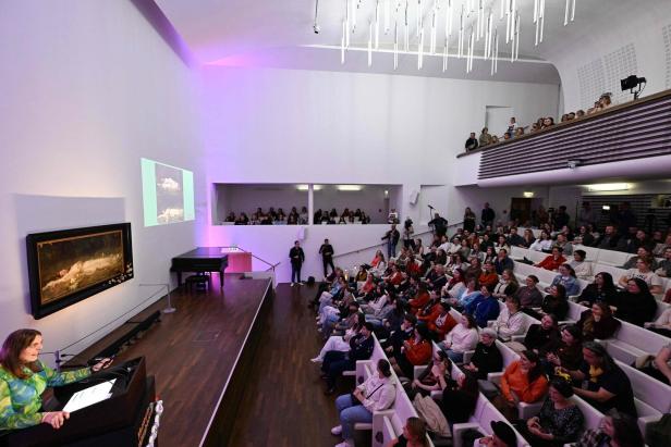 GERMANY-US-MUSIC-LIFESTYLE-FANS-PAINTING-SWIFT