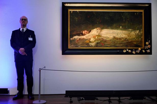 GERMANY-US-MUSIC-LIFESTYLE-FANS-PAINTING-SWIFT