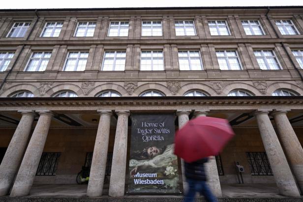 GERMANY-US-MUSIC-LIFESTYLE-FANS-PAINTING-SWIFT