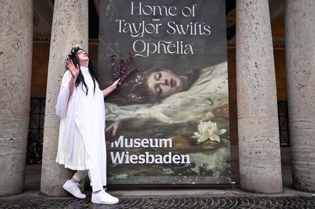 GERMANY-US-MUSIC-LIFESTYLE-FANS-PAINTING-SWIFT