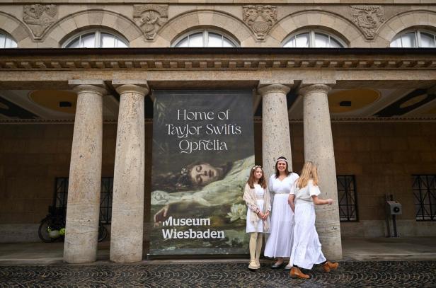 GERMANY-US-MUSIC-LIFESTYLE-FANS-PAINTING-SWIFT