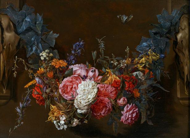 Bunte Blumenarrangement mit Rosen und anderen Blumen vor dunklem Hintergrund, umrahmt von Efeublättern.