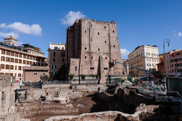 Part of Torre dei Conti tower collapses in Rome